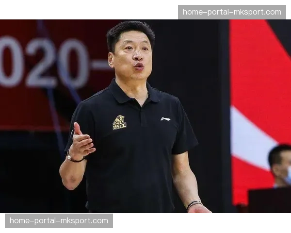 前国手、现上海队主教练李春江因个人原因暂时离队